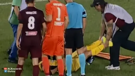 Fotbalist accidentat, scăpat de brancardieri în timp ce era scos de pe teren VIDEO