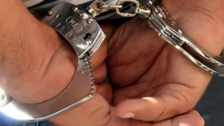 Tânăr arestat după ce a intrat în casa unei femei şi a violat-o