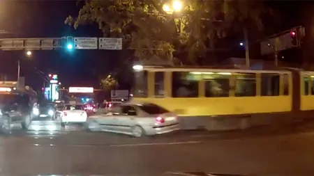 Accident incredibil filmat de un trecător. Un tramvai a intrat în plin în 14 maşini dintr-o intersecţie VIDEO