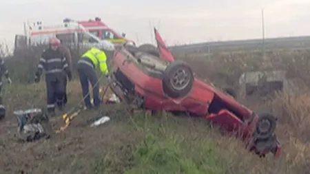 Accident GRAV în Arad. Doi tineri au murit după ce s-au RĂSTURNAT cu maşina în şanţ