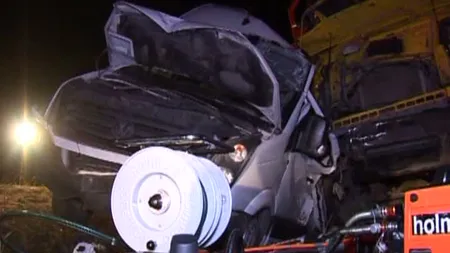 Trei handbalişti au MURIT după ce un camion cu lemne s-a răsturnat peste microbuzul în care se aflau