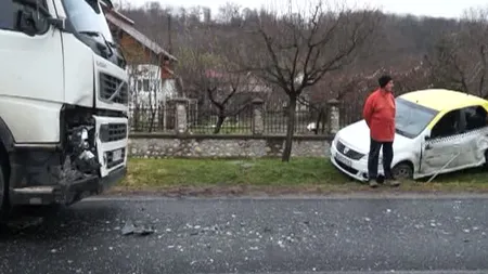 TAXI în care se aflau DOI COPII care se întorceau de la şcoală, lovit de un camion VIDEO