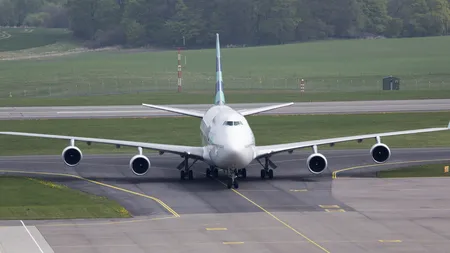 Un avion cu români a aterizat de urgenţă în Suedia. Un pasager a încercat să intre în cabina piloţilor