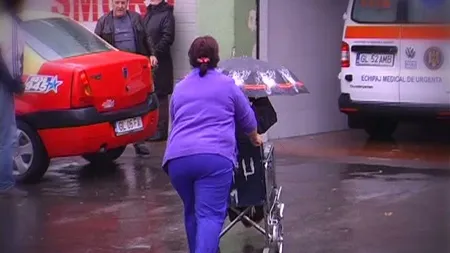 IMAGINI REVOLTĂTOARE. Pacienţii de la UPU Galaţi, căraţi prin ploaie în unitate VIDEO