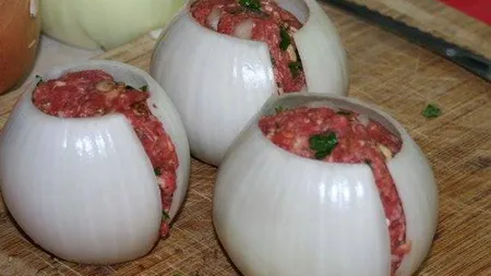 Aperitiv pentru sărbători cum nu ai mai mâncat niciodată. CHIFTELUŢE ÎN FOI DE CEAPĂ FOTO