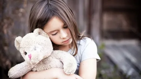 SEMNAL de alarmă, tras de specialişti în cazul copiilor care cresc departe de parinti