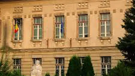 SCANDAL la liceu: Uniforme obligatorii şi bani pentru fondul şcolii. Directorul, acuzat de atitudine comunistă