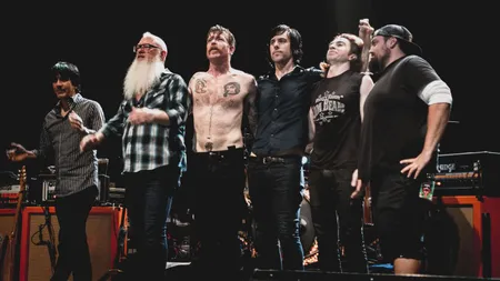 Membrii trupei Eagles of Death Metal despre atentatele de la Bataclan: Teroriştii au intrat în cabina noastră