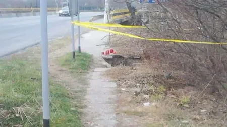 Tânăr mort în Balş după ce a căzut cu bicicleta într-o groapă neacoperită din trotuar FOTO