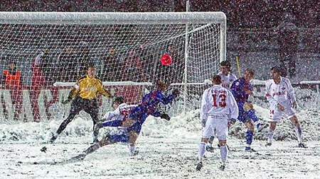 Sezonul de iarnă a început. Imagini fabuloase, cu fotbal pe zăpadă VIDEO