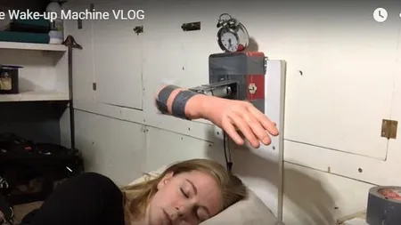 Cel mai violent CEAS DEŞTEPTĂTOR din lumea. Invenţia unei tinere care nu se putea trezi VIDEO