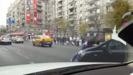 Scene şocante în trafic. Un tânăr e dus pe capotă câţiva km de o şoferiţă inconştientă VIDEO