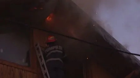 Panică în staţiunea Buşteni. O vilă a fost cuprinsă de flăcări VIDEO