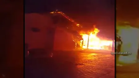 Incendiu puternic la o PENSIUNE din Lipova. VIDEO