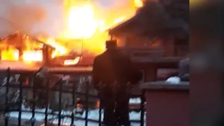 Incendiu devastator în Neamţ, două case distruse. VIDEO