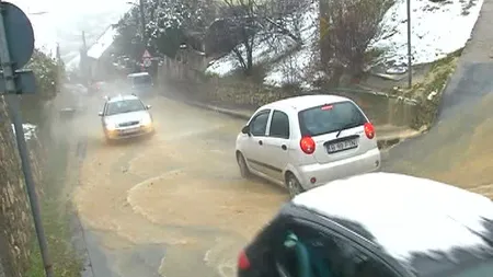 Centrul Braşovului a fost inundat după ce s-a spart o conductă de apă VIDEO