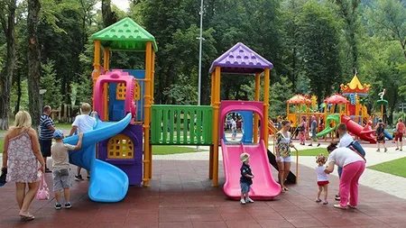 REGULI INCREDIBILE pentru copii la locurile de joacă: NU au voie să facă gălăgie şi să poarte haine cu fermoar