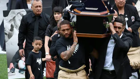 Moment impresionant la funeraliile lui Lomu. Rugbyştii au dansat haka în faţa sicriului VIDEO