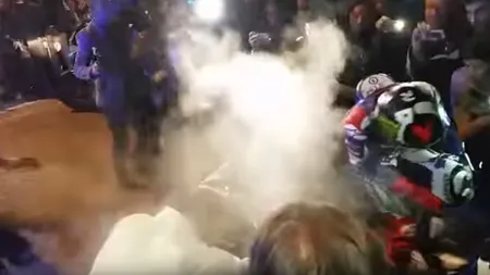 Jorge Lorenzo s-a ales cu arsuri la picior după ce i-a luat foc motocicleta, în timp ce sărbătorea victoria