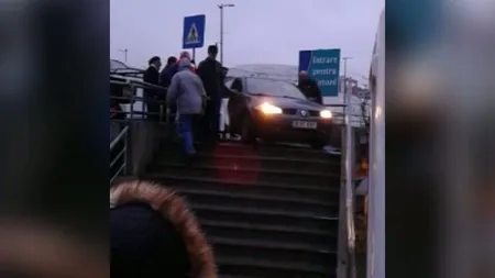 La un pas de tragedie. Un şofer a încurcat rampa spre parcare cu scările pentru pietoni VIDEO