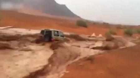 Jeep luat pe sus de ape, în mijlocul deşertului, după ce şoferul a vrut să treacă un râu VIDEO