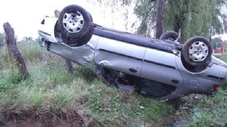 Accident cu două victime pe E 81. Maşina în care se aflau s-a izbit de un cap de pod şi s-a răsturnat