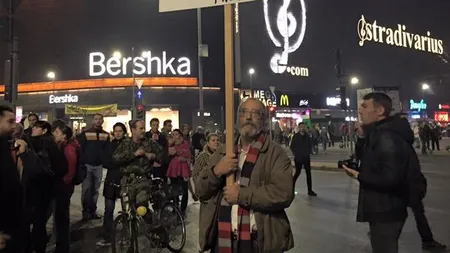 Cel mai PUTERNIC mesaj de la proteste. Fotografia devenită VIRALĂ în câteva ore