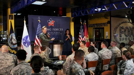 Michelle Obama a vizitat trupele americane din Qatar: Băieţi, faceţi o treabă dificilă