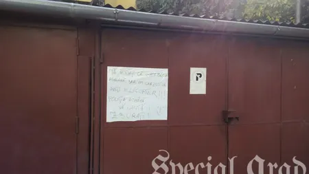 FUNNY. Cum şi-a cerut scuze un şofer după ce a parcat în faţa unui garaj