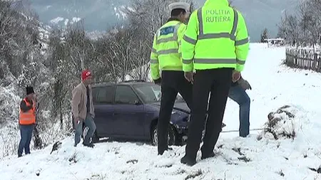 Accident la Rucăr din cauza vremii. O maşină a ajuns într-o râpă adâncă de 25 de metri