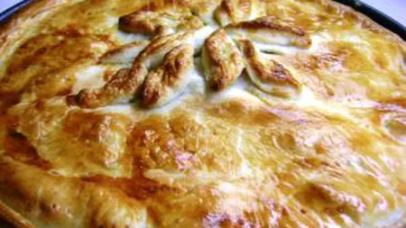 Reţetă gustoasă de plăcintă cu cârnaţi! Cum se prepară şi care sunt ingredientele perfecte pentru textură şi gust
