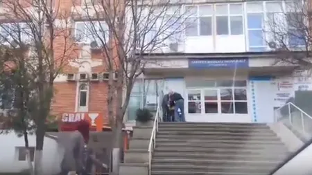VIDEO revoltător. Bătrână în scaun cu rotile, coborâtă pe braţe pentru că rampa este făcută în bătaie de joc