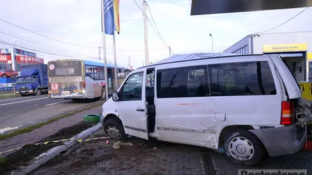 ACCIDENT în Bacău. Un tânăr a murit, iar fratele a fost grav rănit. Cei doi mergeau la înmormântarea mamei