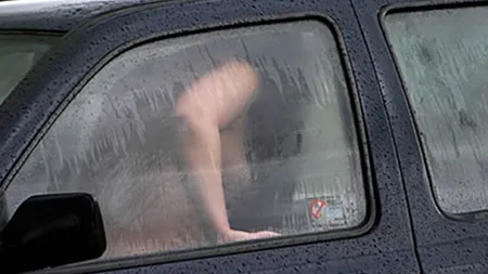 Moarte suspectă. O politiciană şi soţul ei au sărit în aer în timp ce făceau sex în maşină