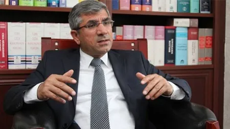 Zeci de mii de persoane la funeraliile celebrului avocat kurd Tahir Elci, ucis într-un schimb de focuri
