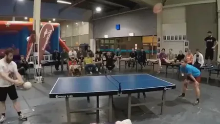 Tenis de masă jucat cu capul. Cel mai tare schimb de mingi văzut vreodată VIDEO