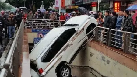 INCREDIBIL. O şoferiţă a ajuns cu maşina într-o intrare de metrou GALERIE FOTO