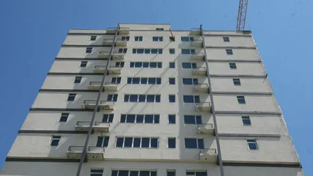 Construcţie CIUDATĂ la BUCUREŞTI. Stative pentru aer condiţionat, confundate cu balcoanele FOTO