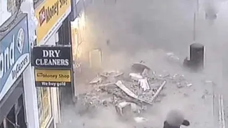 Momente dramatice la Londra: Un acoperiş s-a prăbuşit peste o stradă aglomerată. Mai mulţi răniţi
