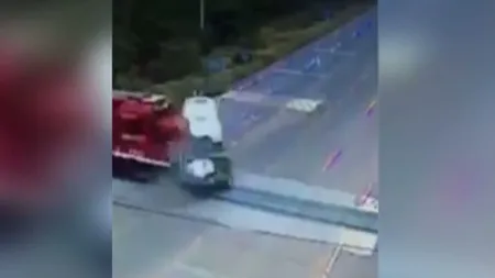 Autobuz spulberat de tren, în Mexic: Patru MORŢI şi 22 de răniţi