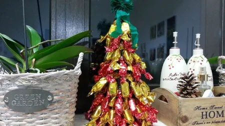 Iată cel mai inedit cadou handmade de Crăciun sau Revelion: Brăduţ din şampanie şi bomboane