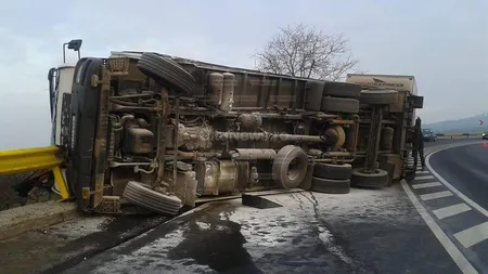 Un camion plin cu colete a luat foc după ce s-a răsturnat în 