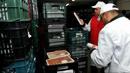 Controale în hypermarket-urile din ţară. Ce au descoperit inspectorii ANSVSA