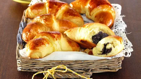 Reţeta zilei: Cornuleţe cu mac şi budincă de vanilie
