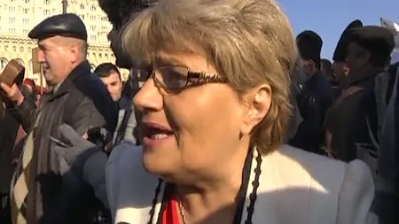 PROTEST la Parlament. Reacţia senatoarei Cristiana Anghel după ce un cioban i-a RUPT foile: 