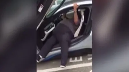 Imagini amuzante în Anglia. Cum a fost surprins un şofer supraponderal în bolidul său VIDEO