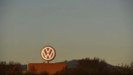 Volkswagen recheamă în service noul Passat vândut în Europa pentru o problemă electrică