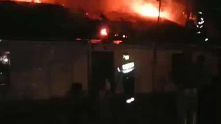 Incendiu violent la Constanţa. O casă a fost distrusă de flăcări VIDEO