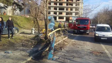 O MACARA s-a prăbuşit în Constanţa. Trei maşini, AVARIATE. O femeie a făcut ATAC DE PANICĂ VIDEO