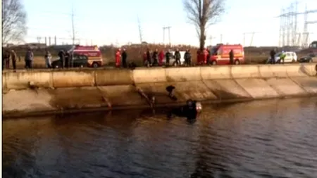 O şoferiţă a căzut cu maşina în Dâmboviţa. Martorii au transportat-o la spital VIDEO